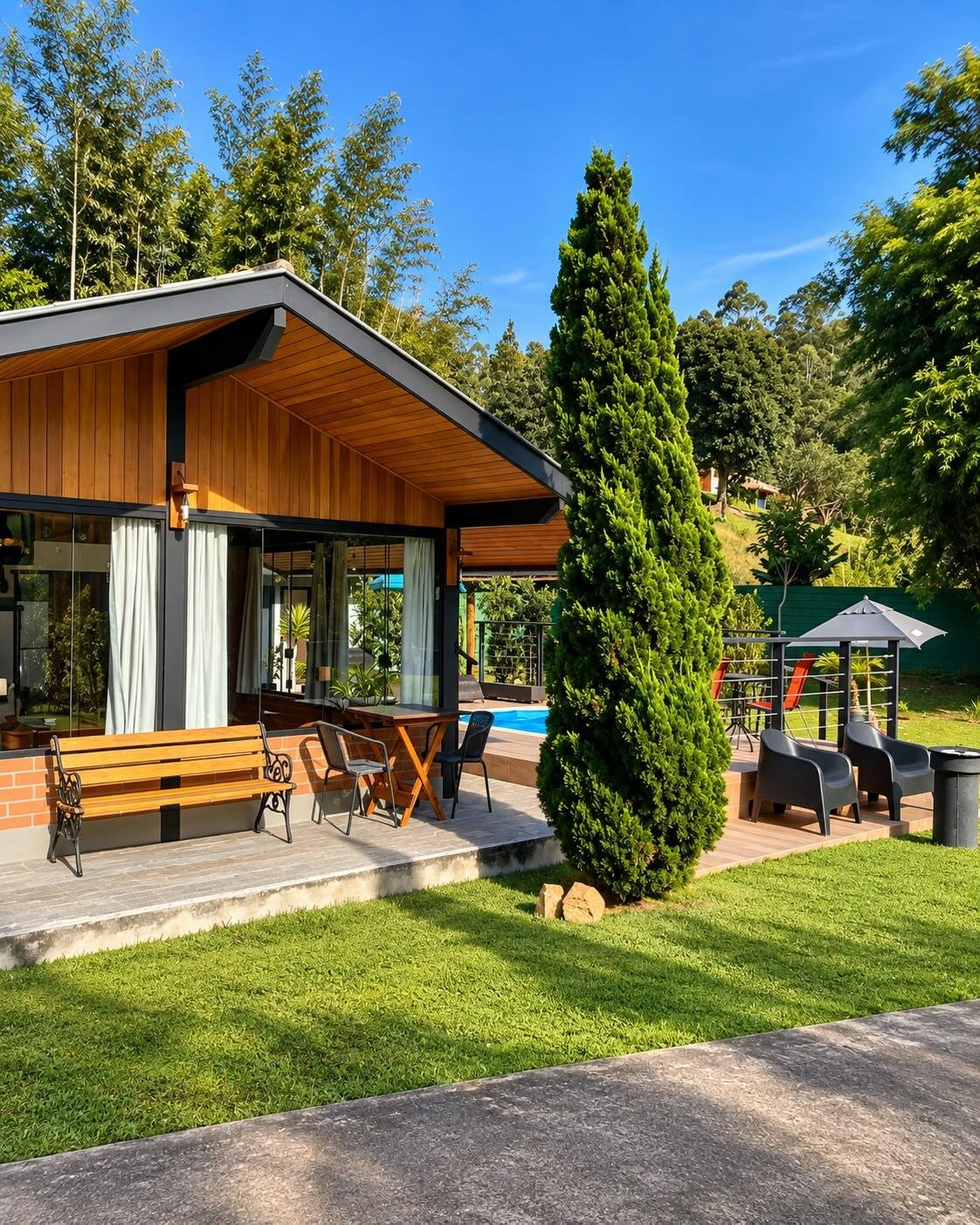 Fachada externa do Chalé Lufre com jardim e deck da piscina