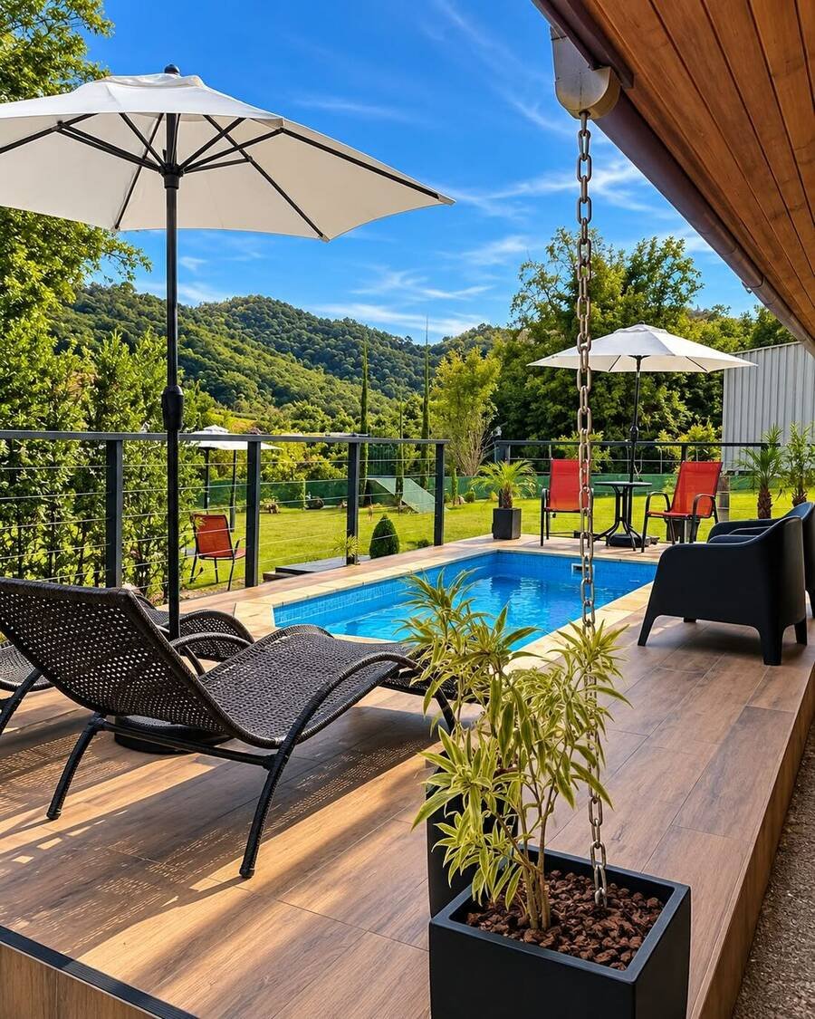 Deck com espreguiçadeiras e vista das montanhas